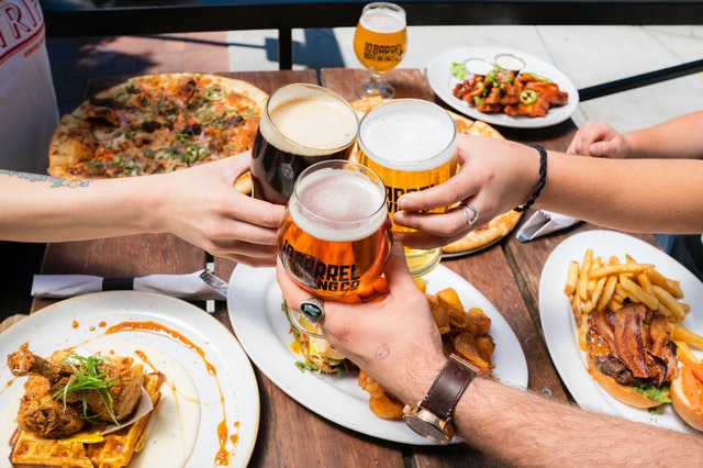 Fast-food et bière, le combo parfait, à consommer avec modération